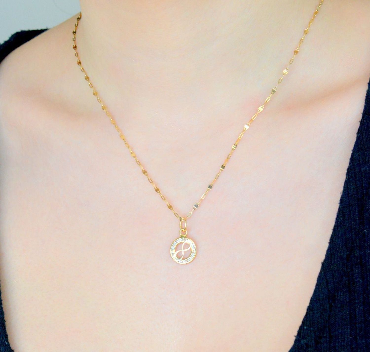 Zawieszka złota Nieskończoność w okrągłej oprawie próba 585 ZA 5497C 585.  Zawieszka z nieskończonością. Modna złota zawieszka . Złota zawieszka kokarda. Hit tiktoka.  Biżuteria na prezent. 1.jpg